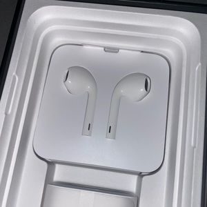 🛑🛑SOLD🛑🛑Apple earbuds with lightning connector